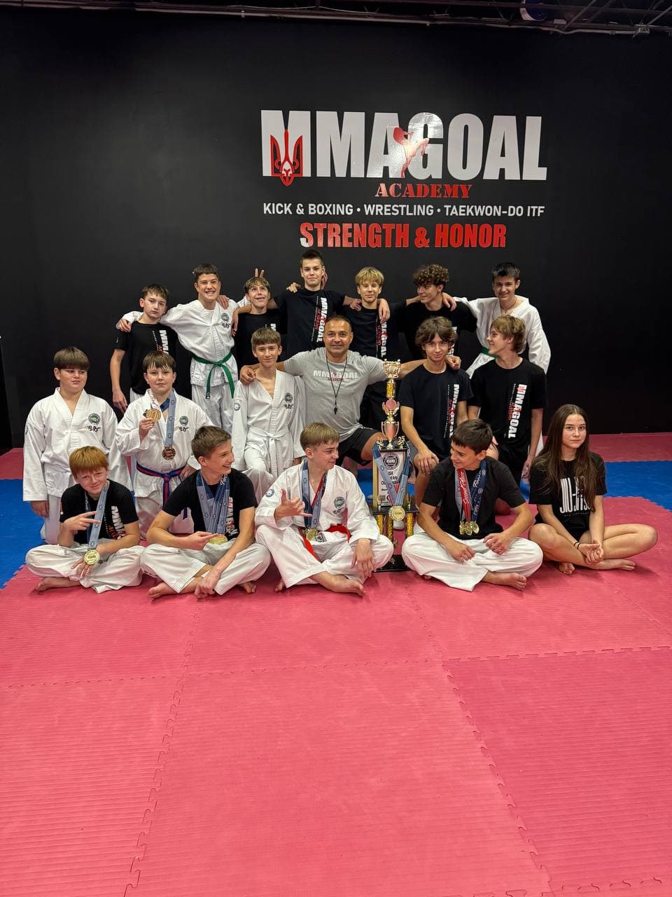 Команда MMA GOAL Academy з тренером
